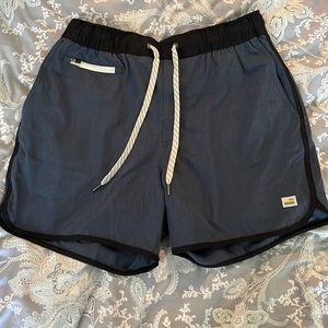 Vuori performance shorts (size M)